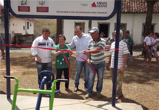 Prefeitura inaugura academia ao ar livre no distrito de Carlos Alves 008